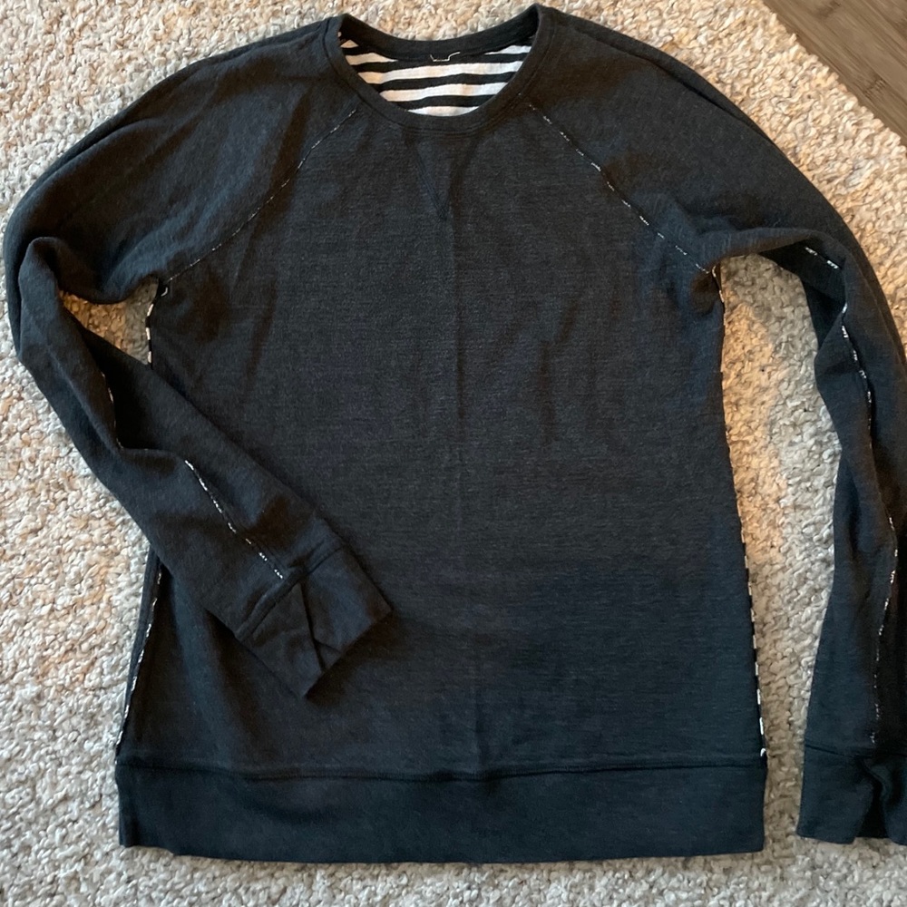 Lululemon REVERSIBLE long sleeved thin sweatshirt